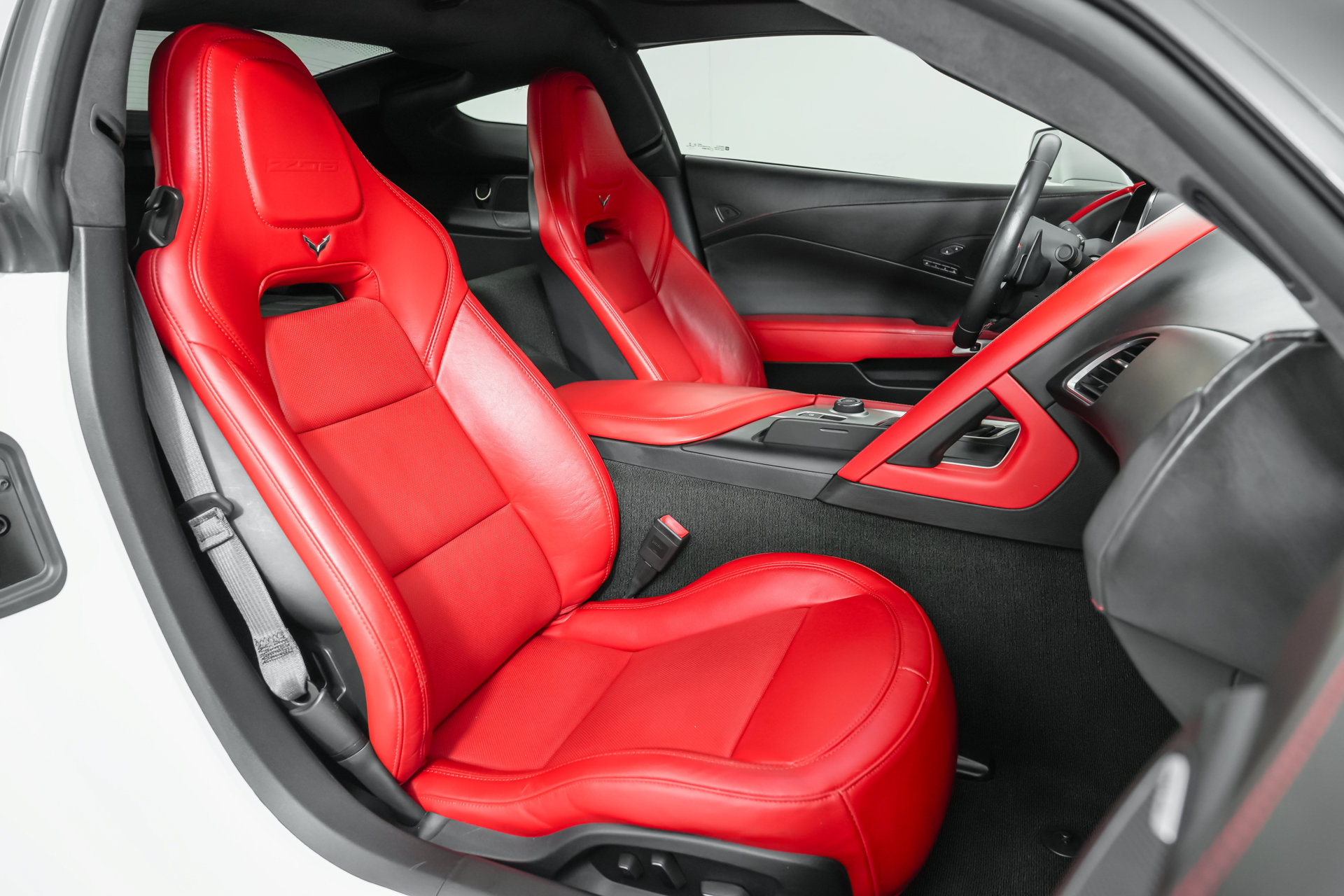 Used 2015 Chevrolet Corvette Z06 w/ 3LZ Preferred Equipment Group RWD image 5