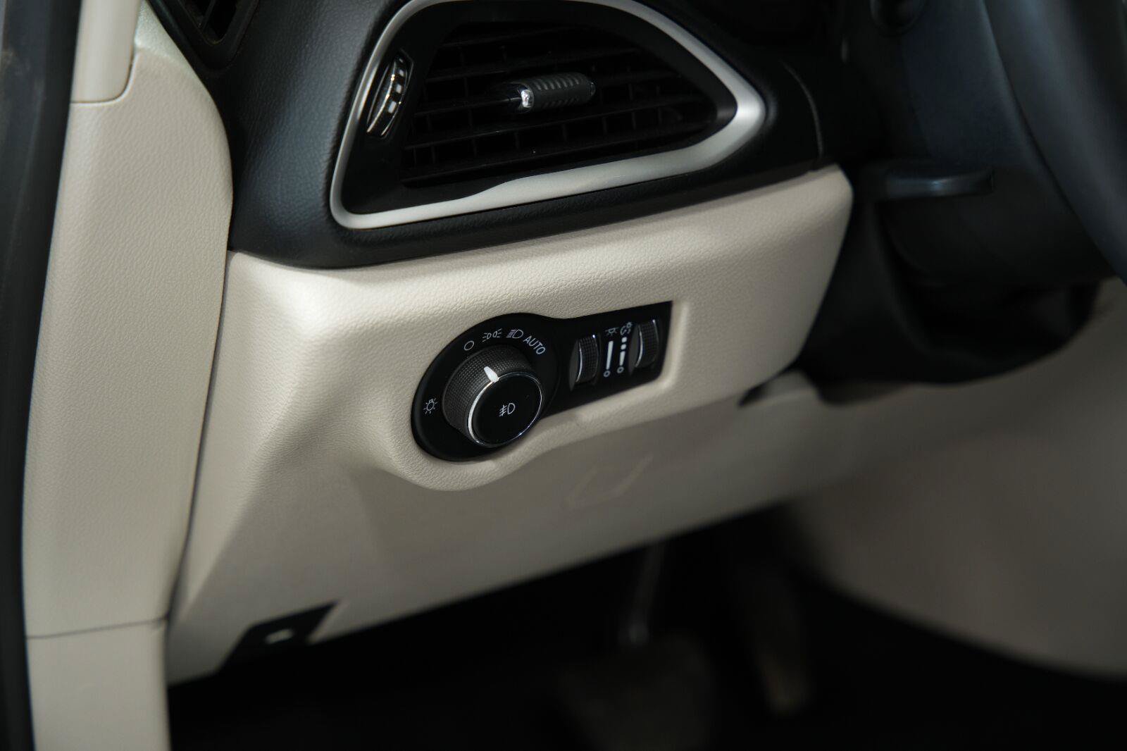 Used 2023 Chrysler Pacifica Touring-L FWD image 30