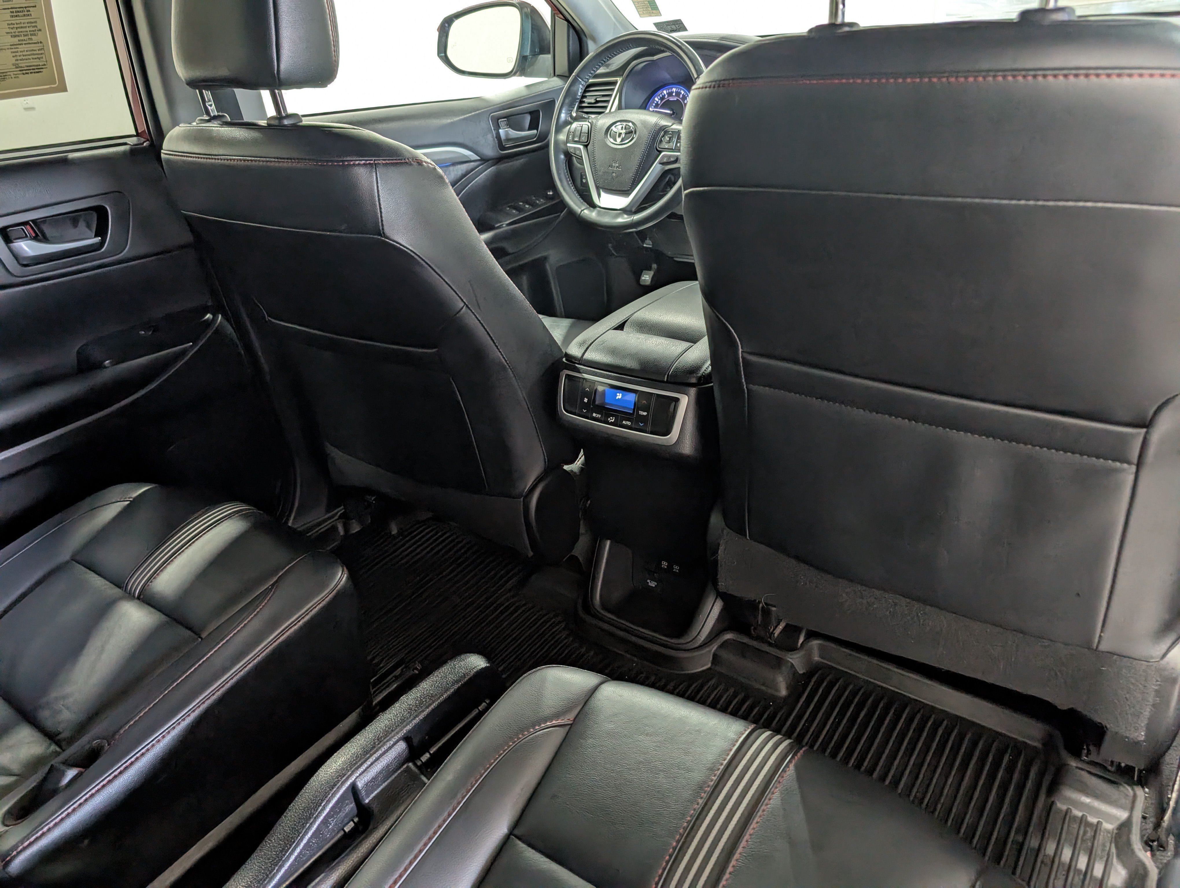 Used 2019 Toyota Highlander SE AWD/4WD image 17