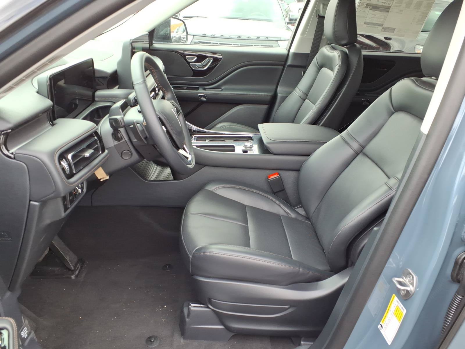 New 2026 Lincoln Aviator AWD w/ Jet Appearance Package image 4