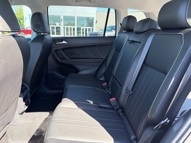 Used 2024 Volkswagen Tiguan SE AWD/4WD image 33