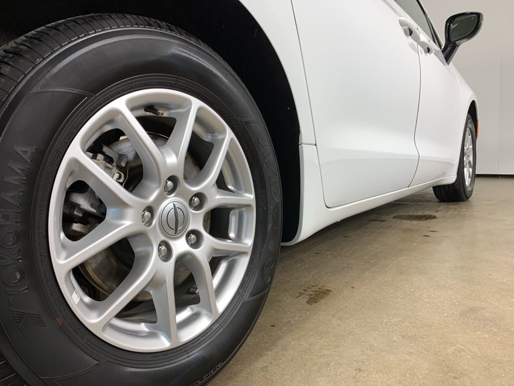 Used 2024 Chrysler Pacifica Touring-L image 9