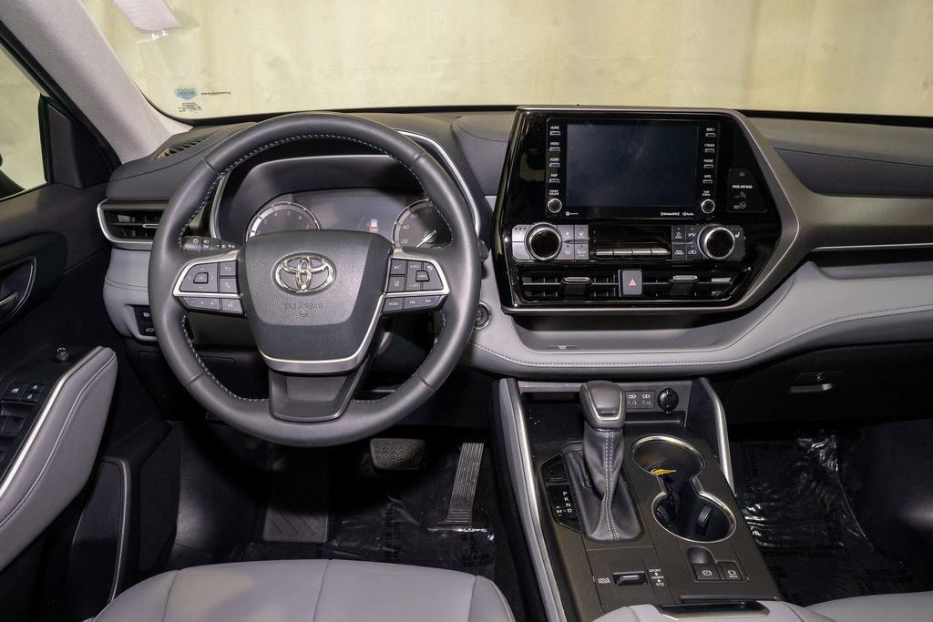 Used 2022 Toyota Highlander XLE image 7