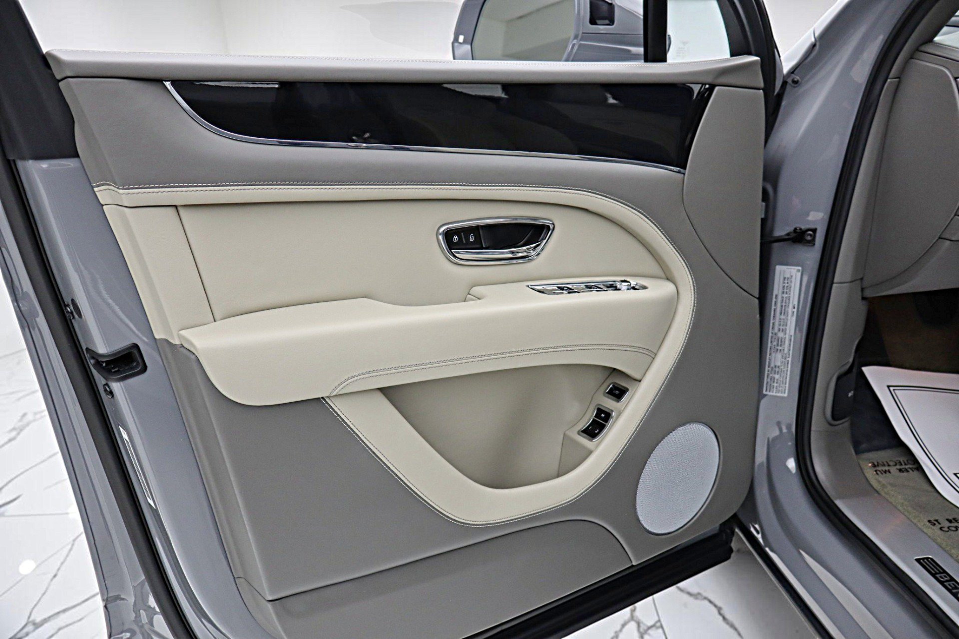 Used 2024 Bentley Bentayga Extended Wheelbase AWD/4WD image 49