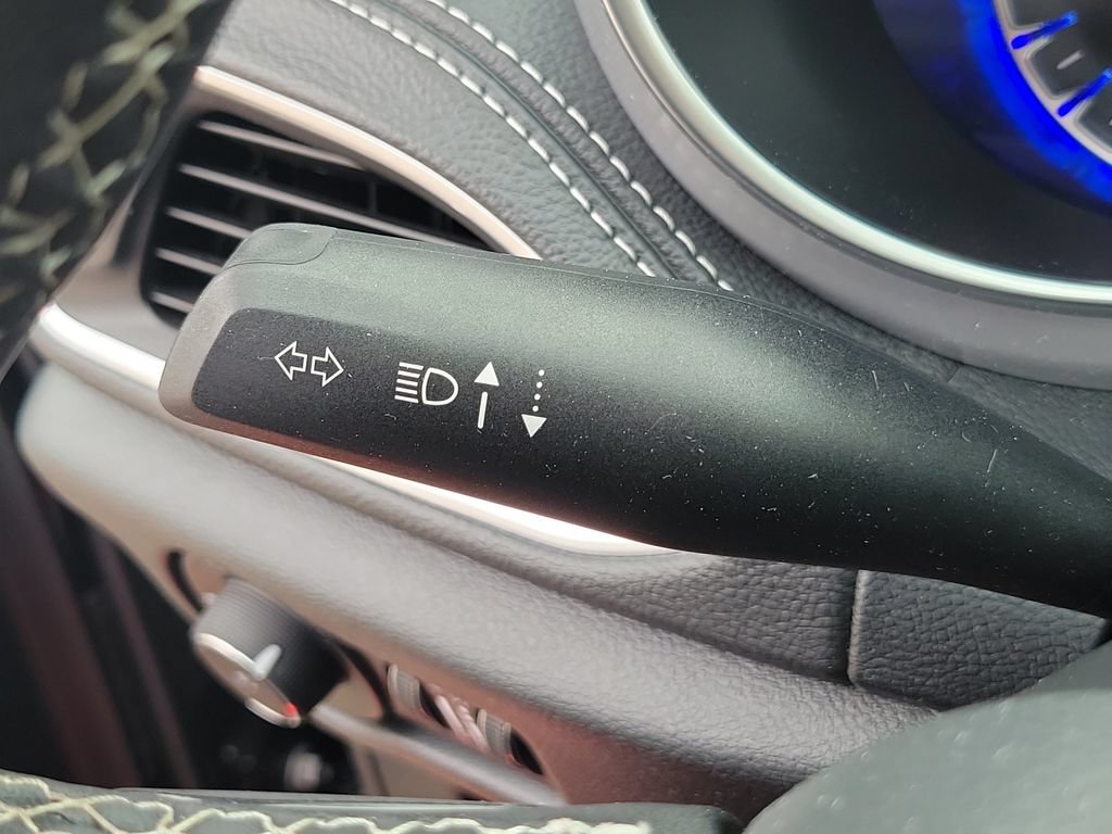 Used 2025 Chrysler Pacifica Limited FWD image 17