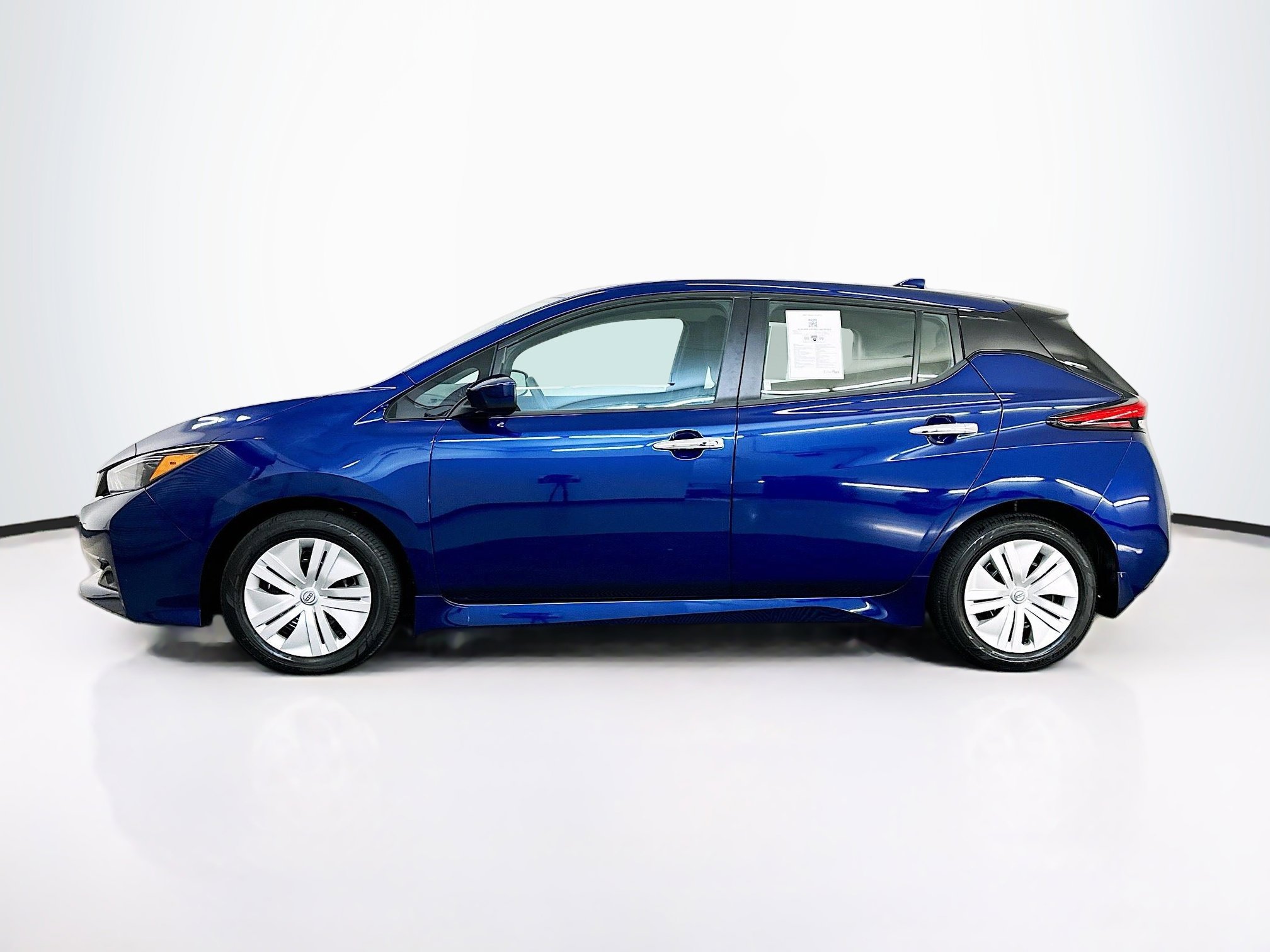Used 2025 Nissan Leaf S image 4
