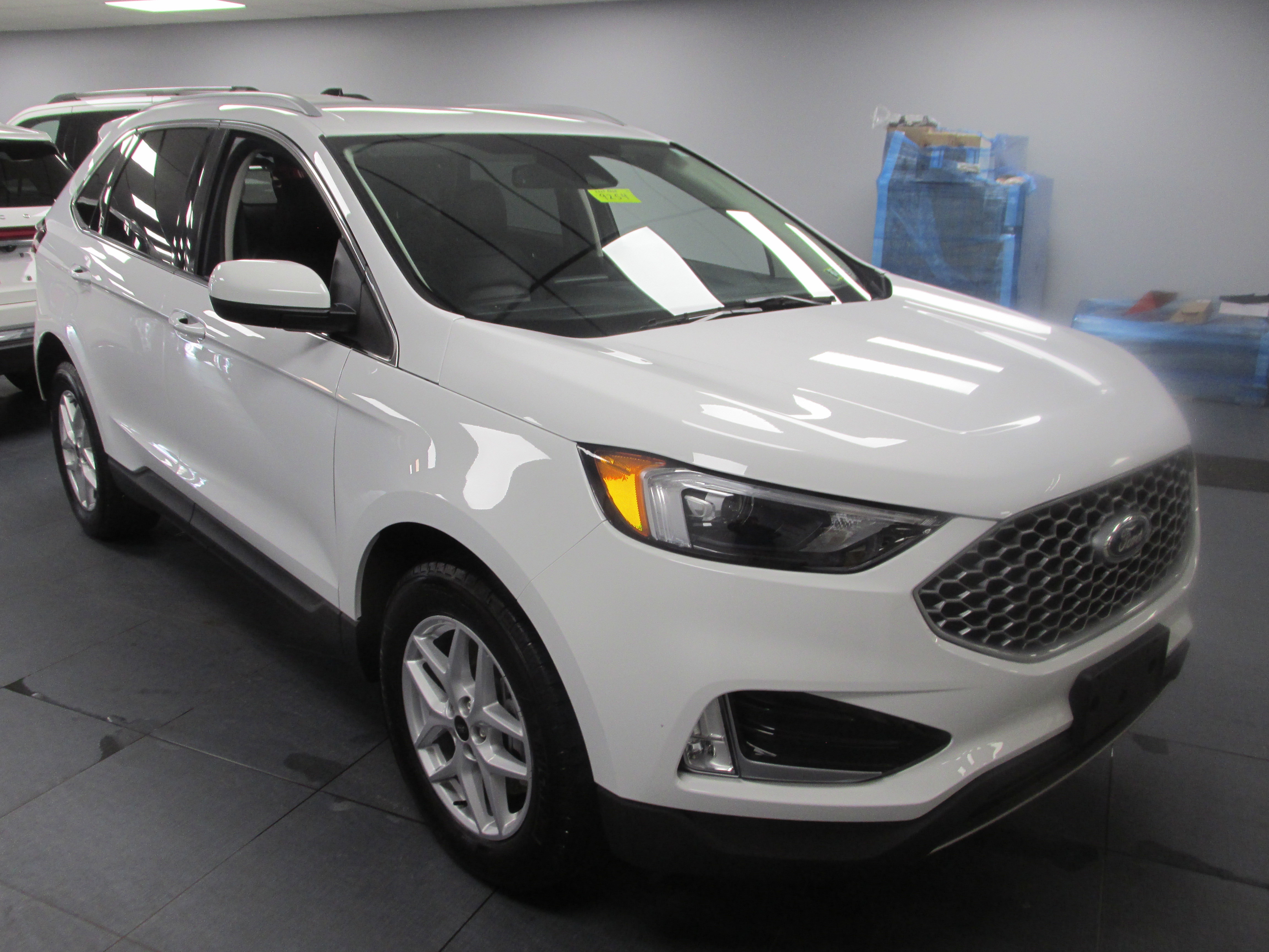 Used 2023 Ford Edge SEL w/ Convenience Package image 3