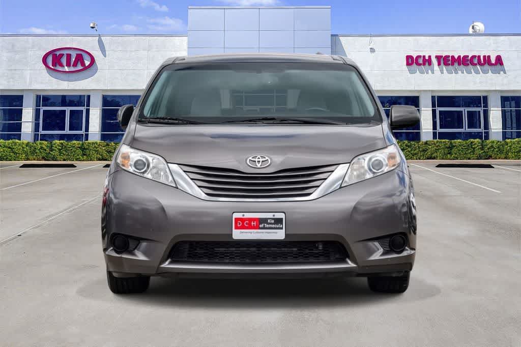 Used 2015 Toyota Sienna LE FWD image 2