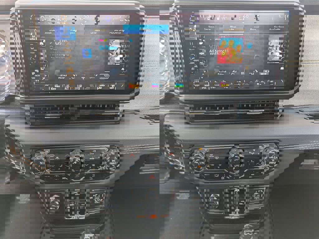 Used 2025 Jeep Wrangler Sahara image 17