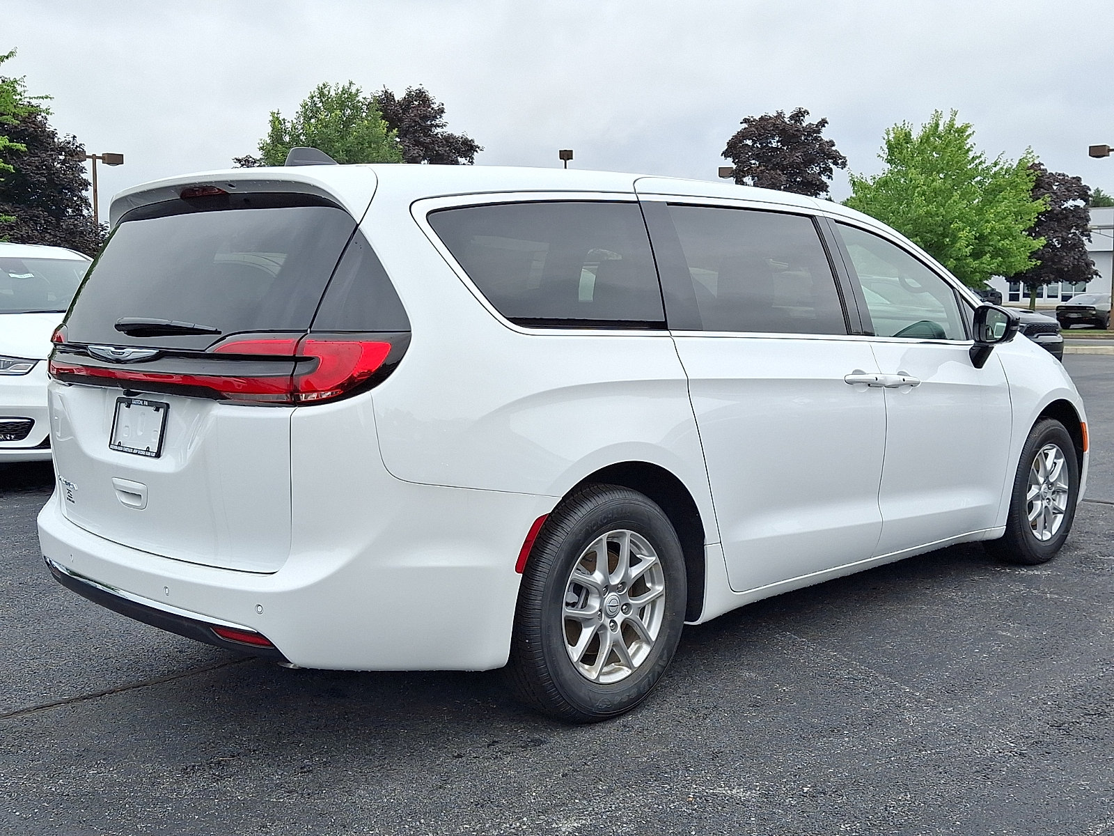New 2026 Chrysler Pacifica Select FWD image 3