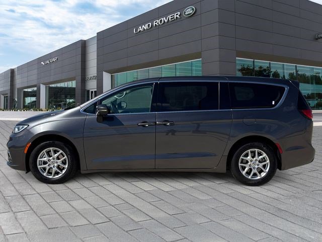 Used 2023 Chrysler Pacifica Touring-L image 2