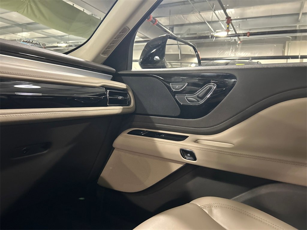 Used 2022 Lincoln Aviator AWD w/ Premium Package image 17