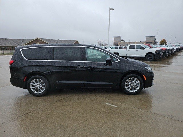 New 2026 Chrysler Pacifica Limited image 7