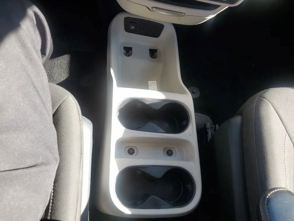 Used 2020 Chrysler Voyager L image 14