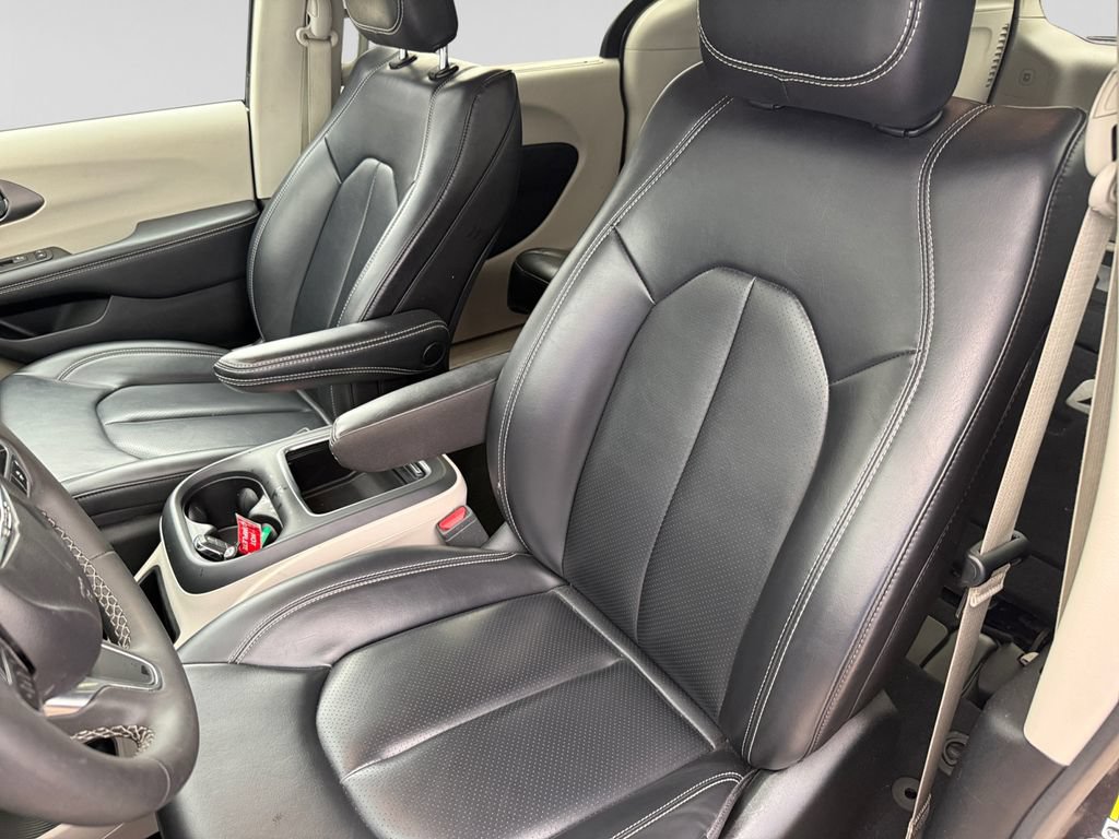 Used 2023 Chrysler Pacifica Touring-L FWD image 21