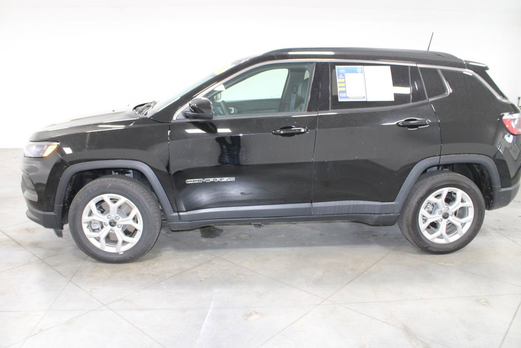 Used 2025 Jeep Compass Latitude AWD/4WD image 6