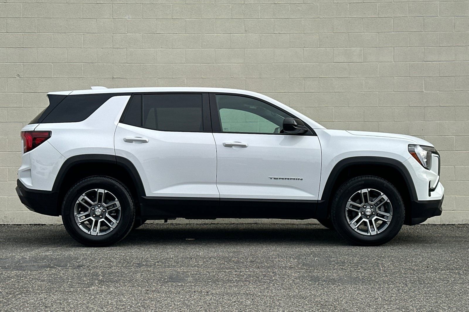 Used 2026 GMC Terrain Elevation image 3