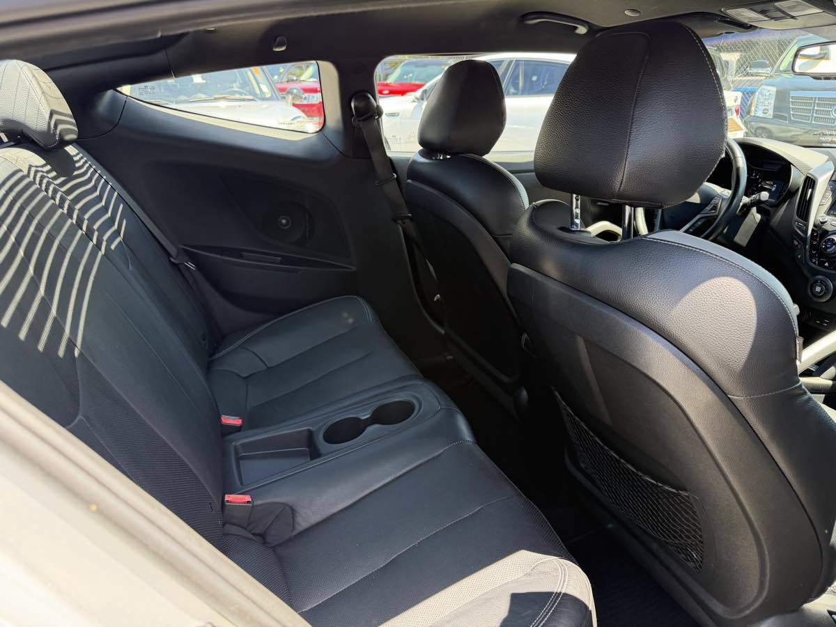 Used 2016 Hyundai Veloster Turbo FWD image 11