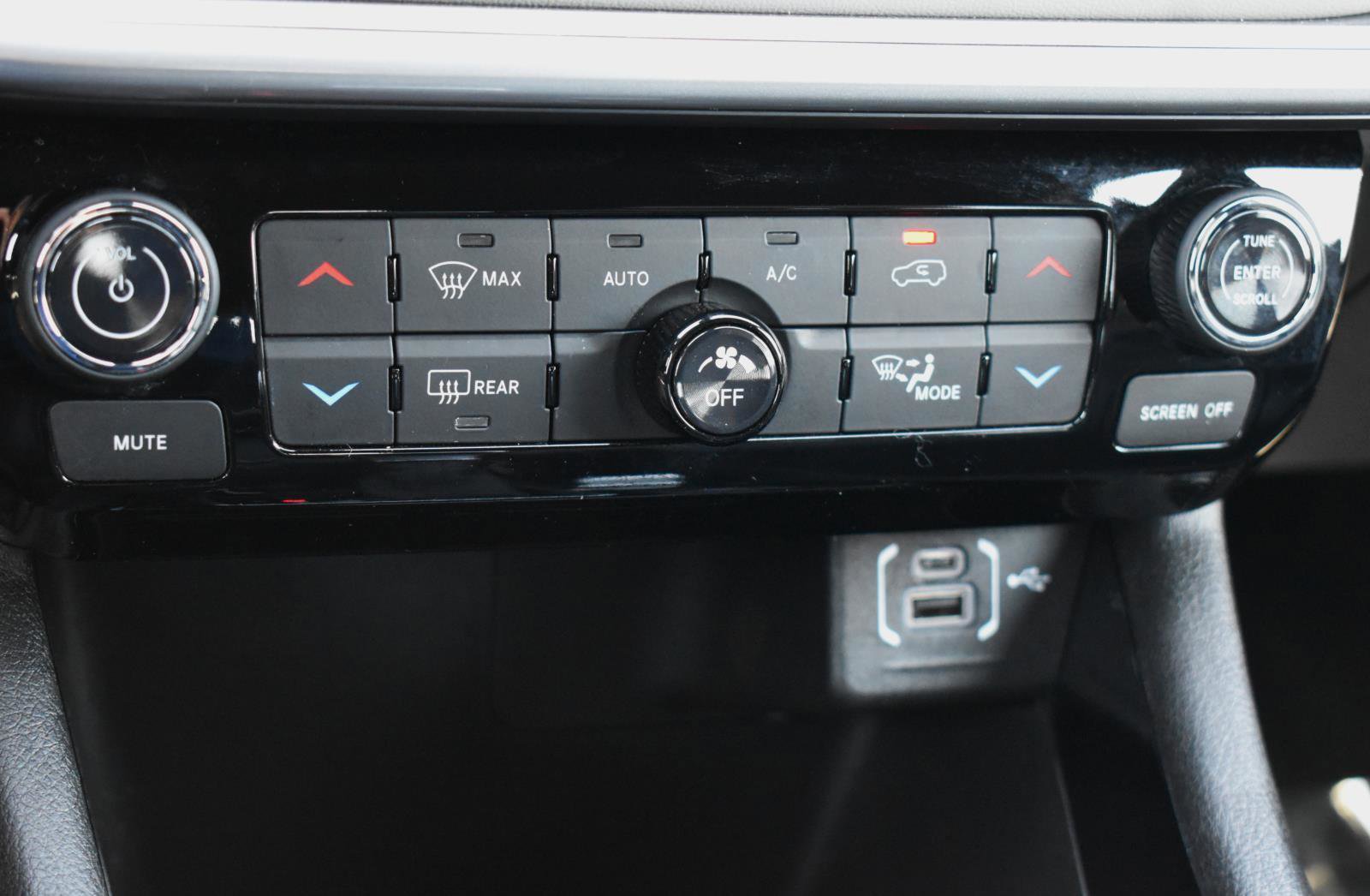 Used 2025 Jeep Compass Limited image 10