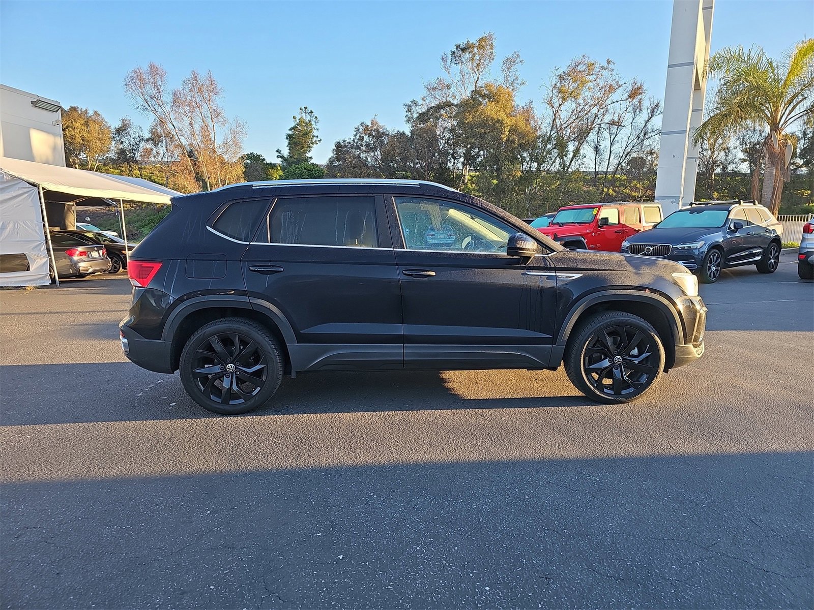 Used 2023 Volkswagen Taos SE w/ Panoramic Sunroof Package image 4