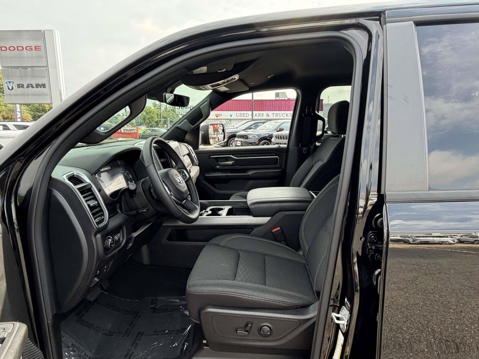 Used 2025 RAM 1500 Big Horn AWD/4WD image 25