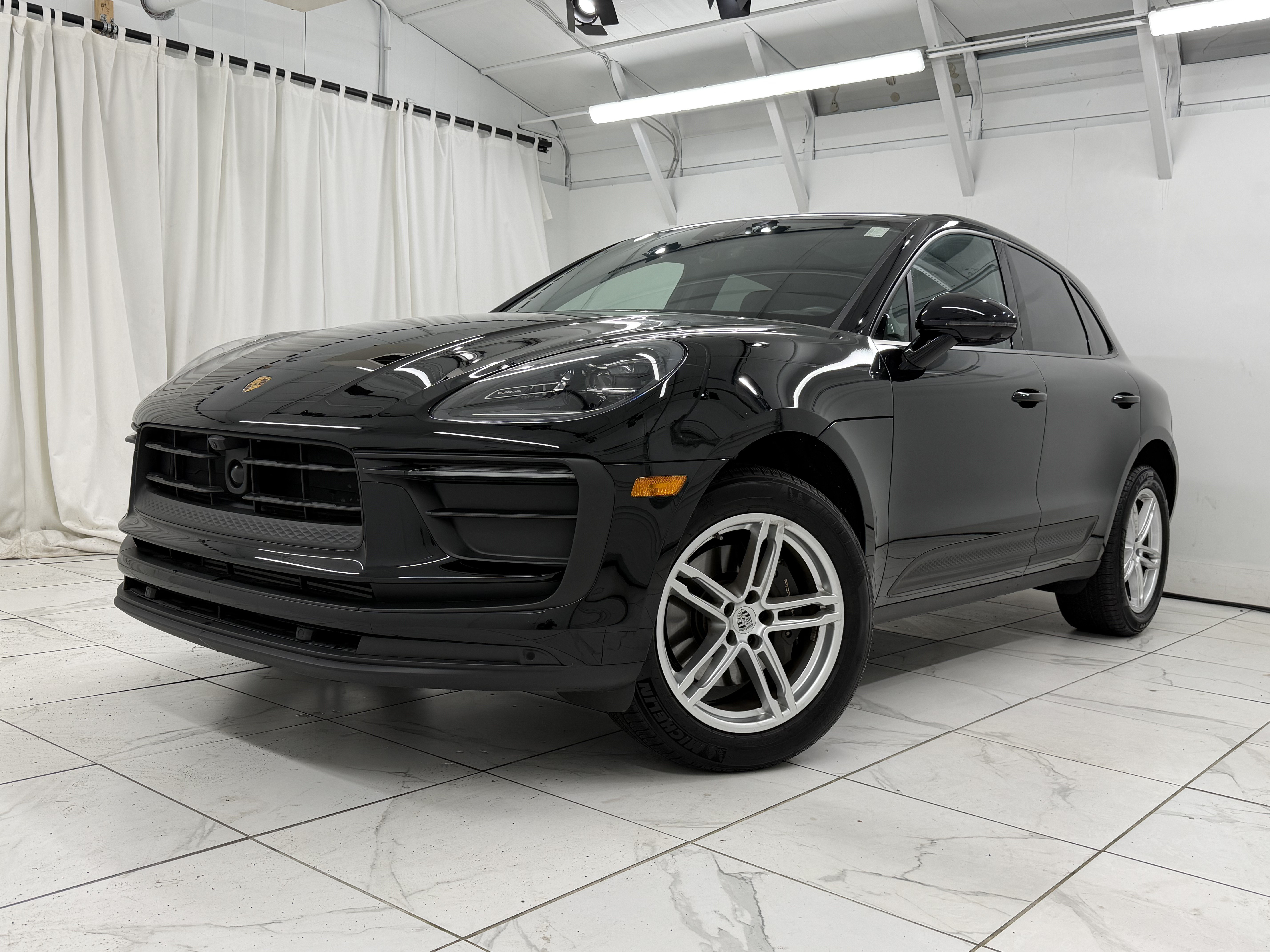 Certified 2025 Porsche Macan AWD/4WD image 7