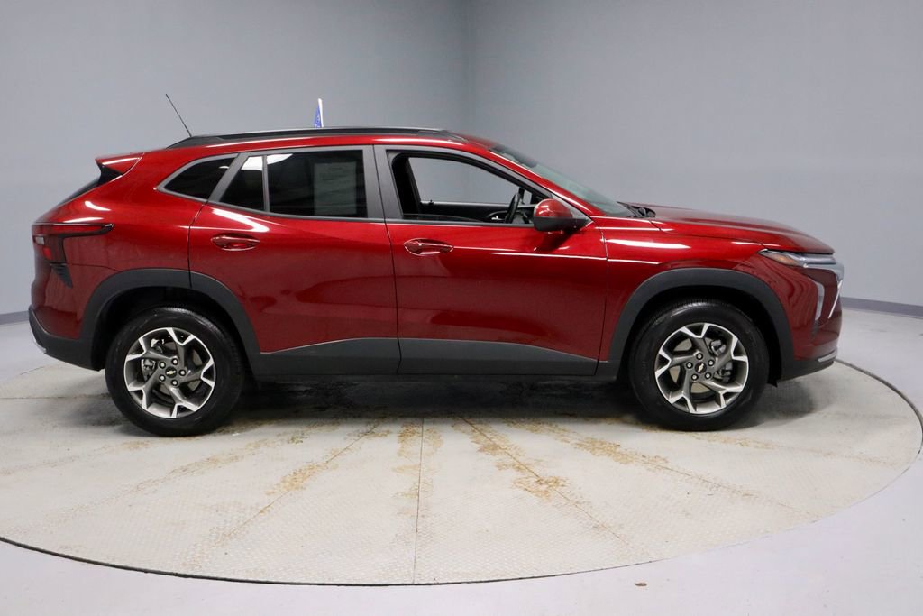 Used 2025 Chevrolet Trax LT w/ LT Convenience Package image 5