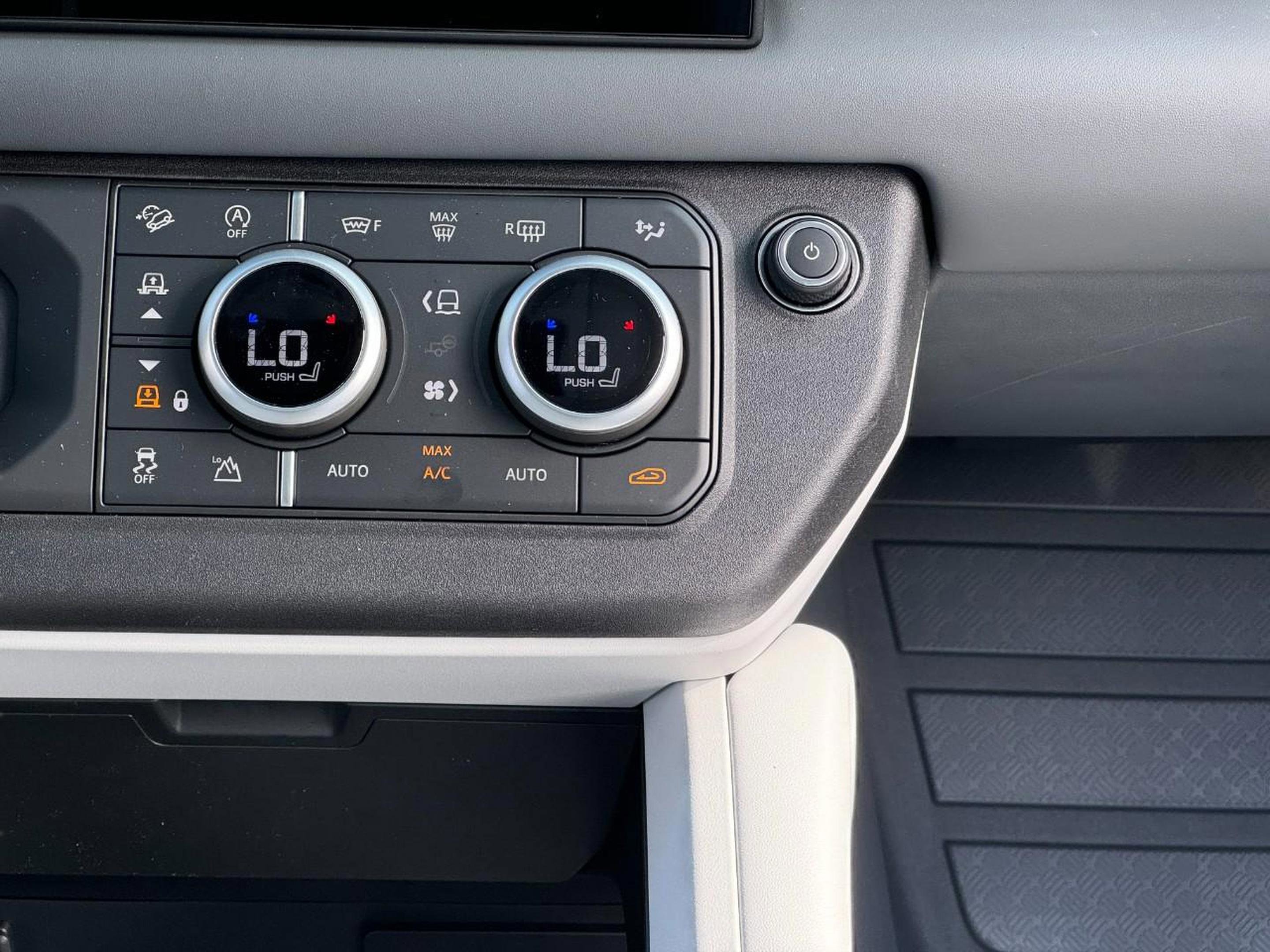 Certified 2025 Land Rover Defender 130 X-Dynamic SE image 18