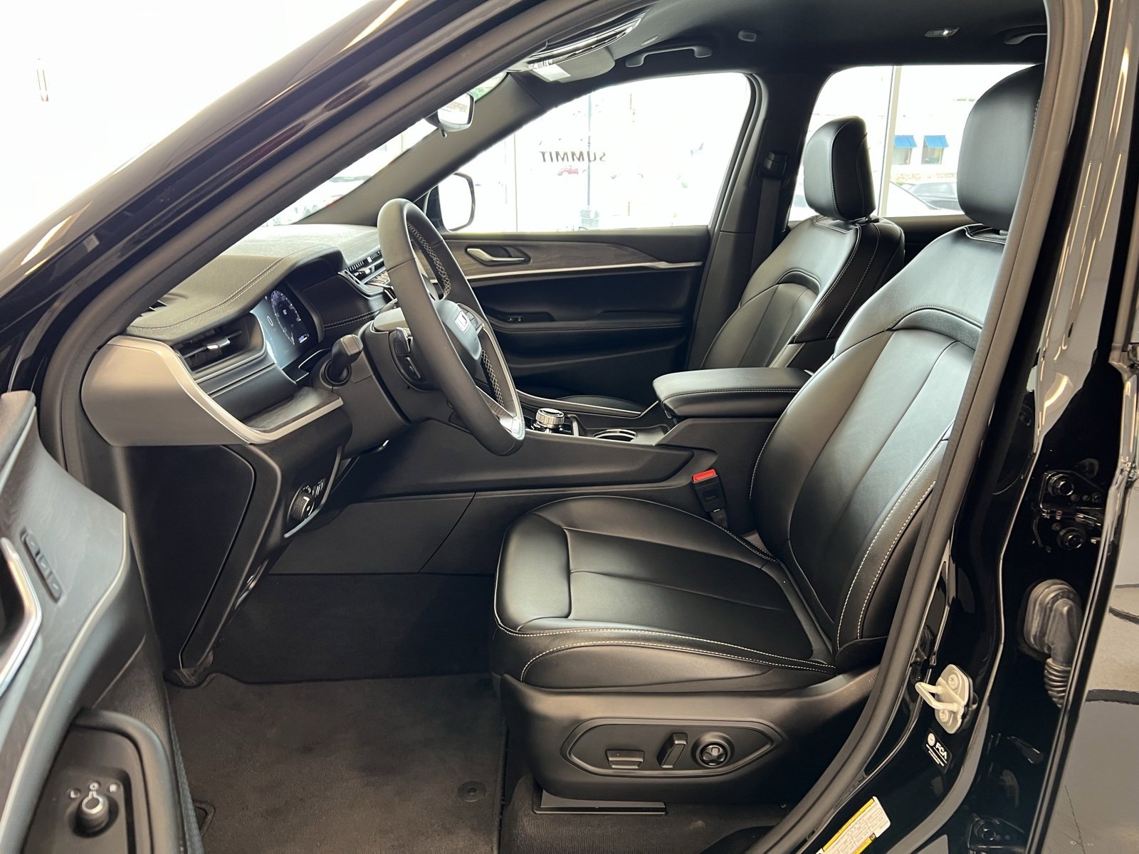 Used 2024 Jeep Grand Cherokee L Limited w/ Black Appearance Package image 36