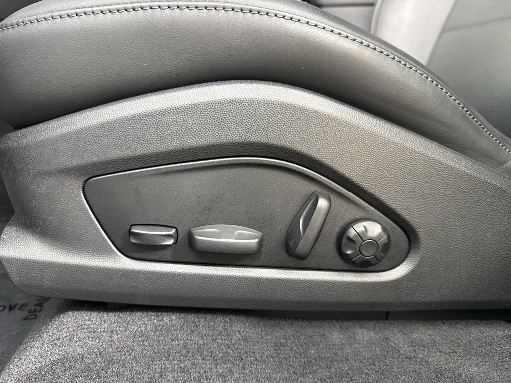 Certified 2025 Porsche Macan 4 Electric AWD/4WD image 39