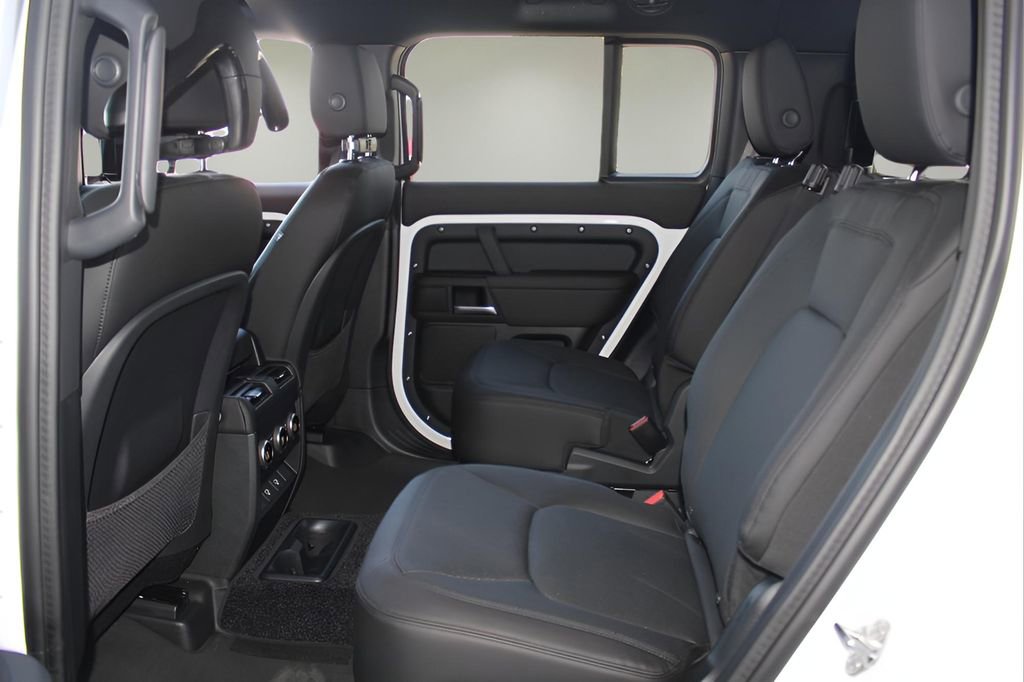 New 2025 Land Rover Defender 130 X-Dynamic SE AWD/4WD image 13
