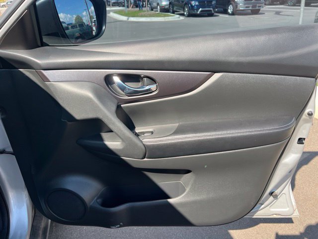 Used 2016 Nissan Rogue S AWD/4WD image 10