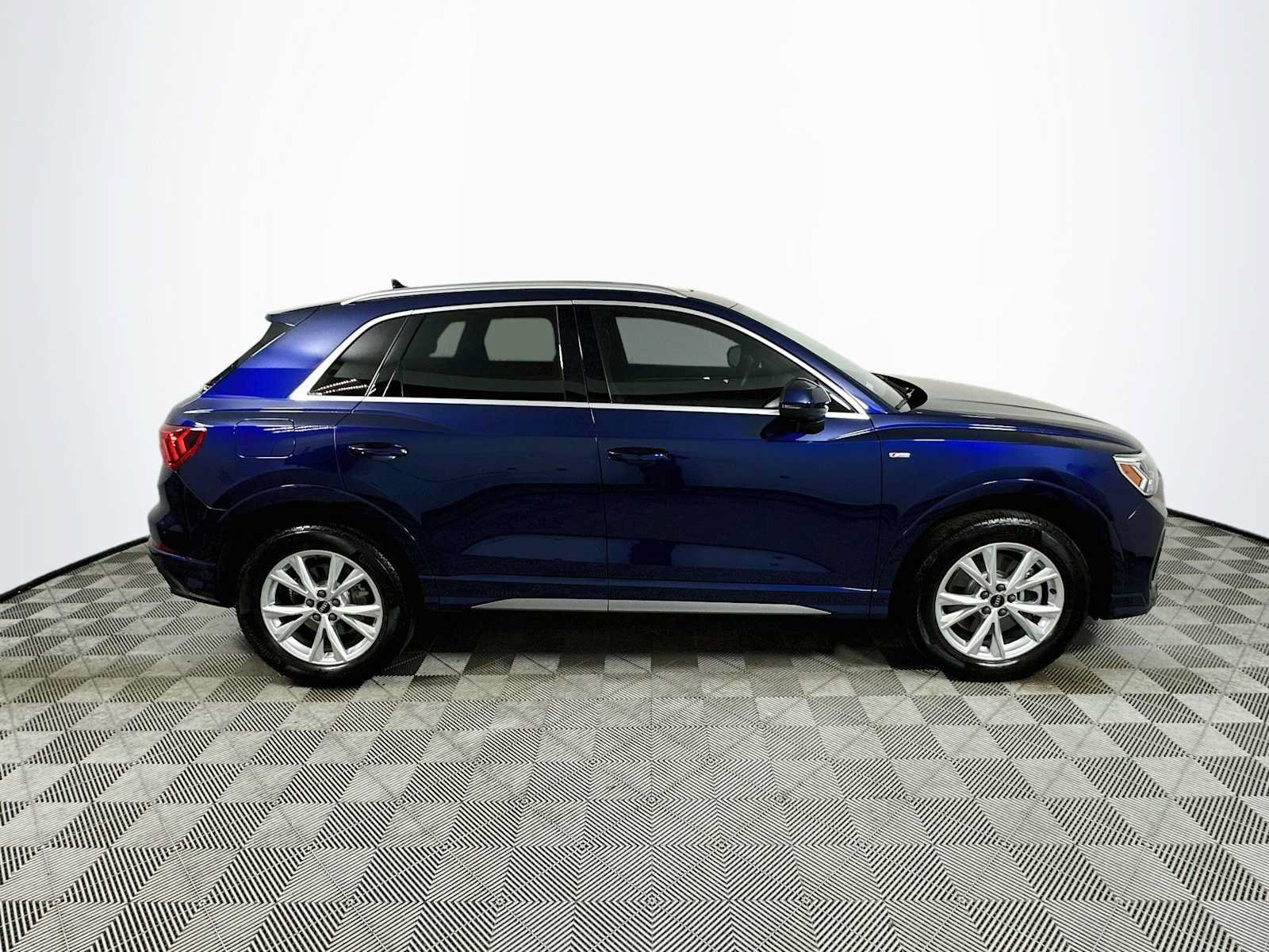 Certified 2025 Audi Q3 2.0T Premium Plus AWD/4WD image 8