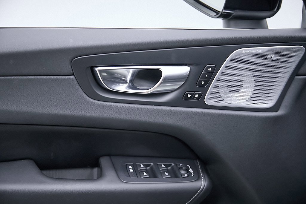 Certified 2023 Volvo XC60 B6 Ultimate w/ Protection Package Premier image 11