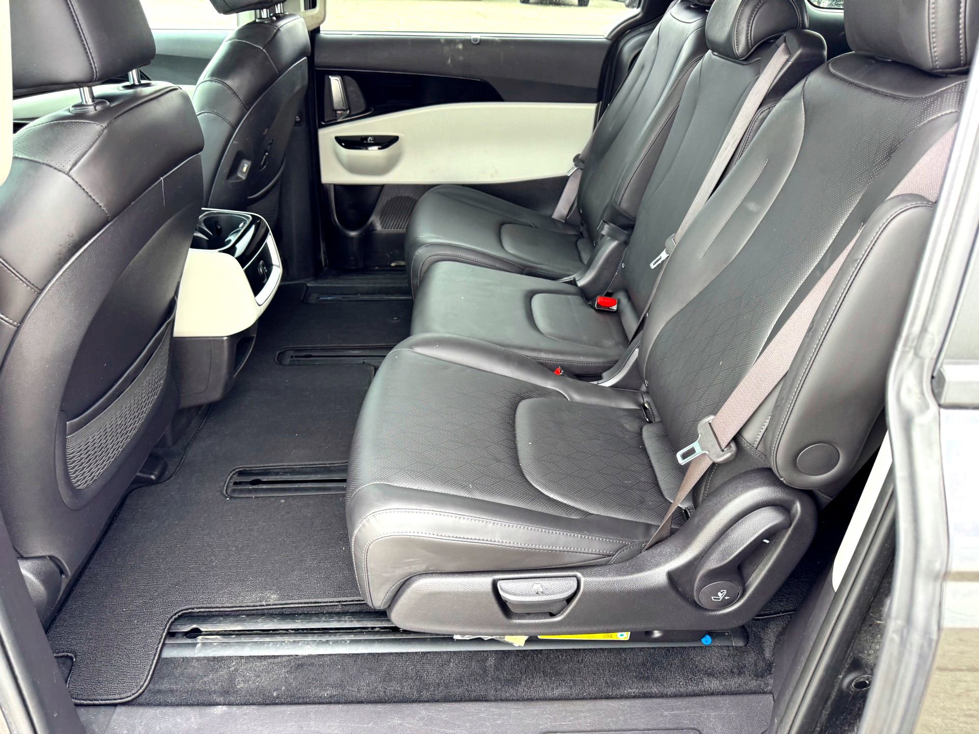 Used 2024 Kia Carnival EX image 18