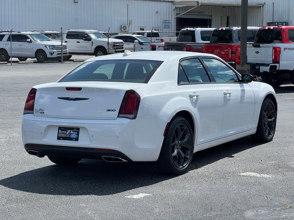 Used 2023 Chrysler 300 Touring w/ Safetytec Plus Group image 6