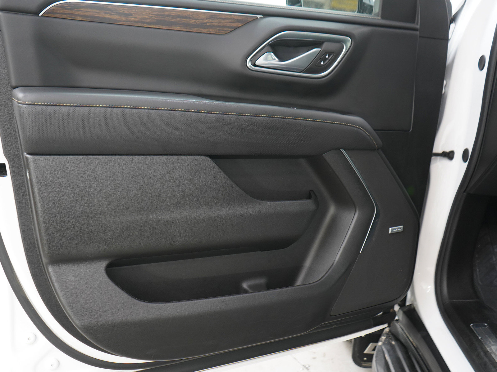Used 2024 Chevrolet Suburban Premier AWD/4WD image 21