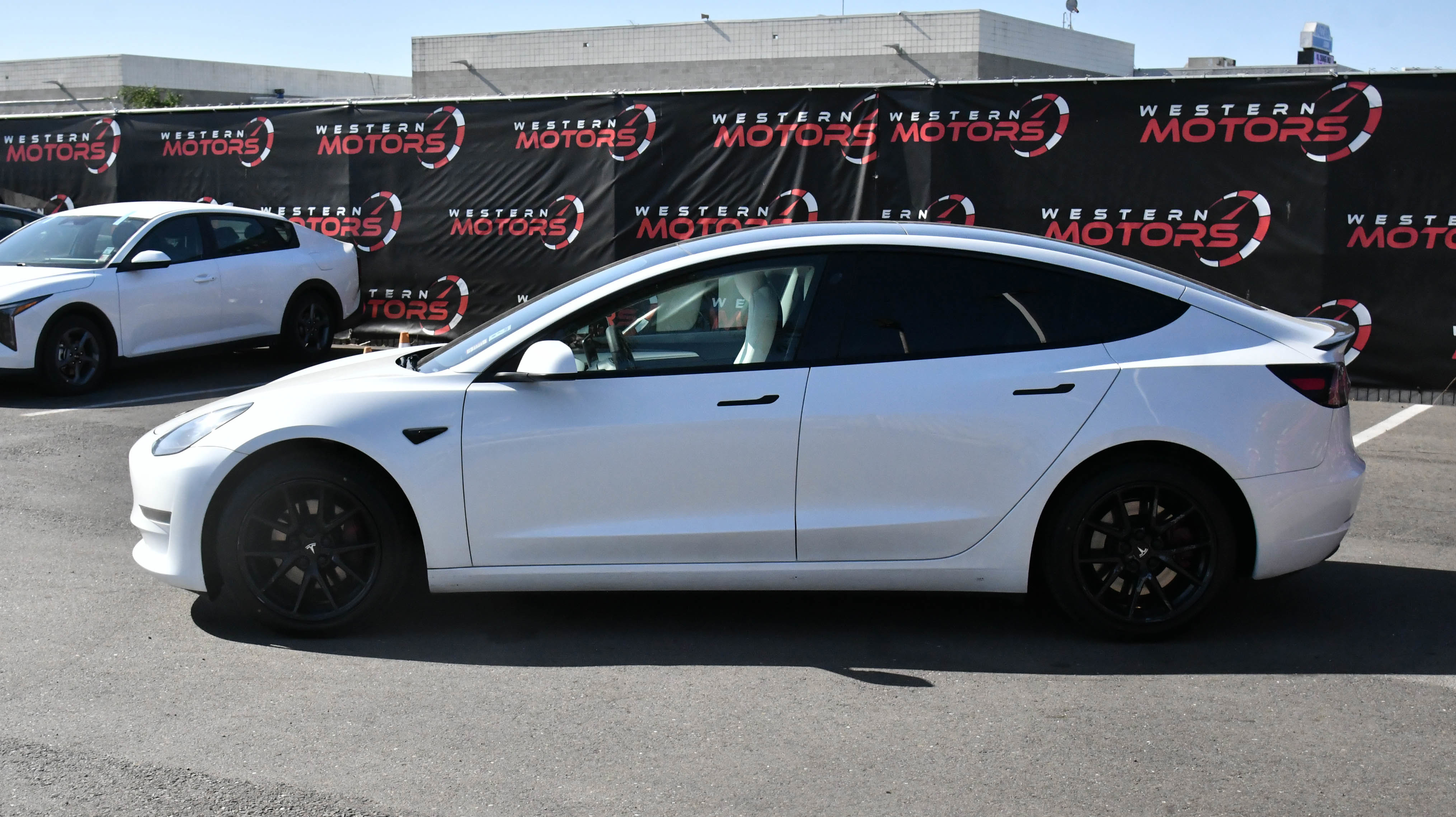 Used 2023 Tesla Model 3 Standard Range image 4