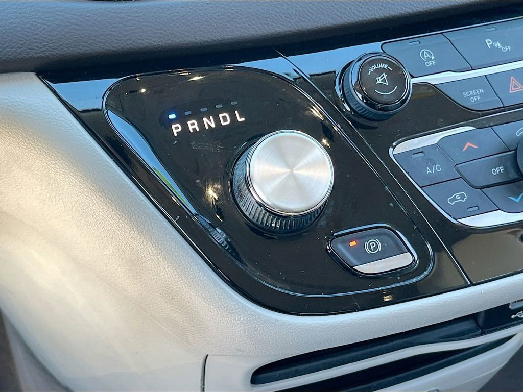 Used 2017 Chrysler Pacifica Touring-L image 16