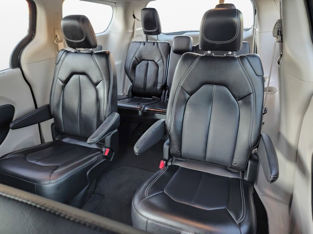 Used 2023 Chrysler Pacifica Touring-L image 21
