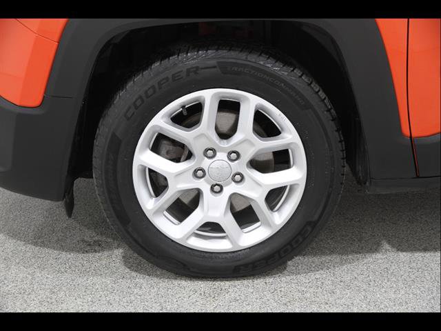 Used 2018 Jeep Renegade Latitude w/ Cold Weather Group FWD image 22