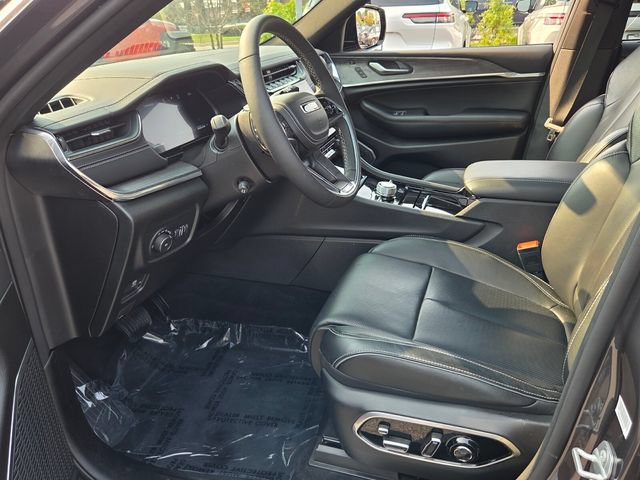 Used 2025 Jeep Grand Cherokee Overland w/ Luxury Tech Group IV AWD/4WD image 14