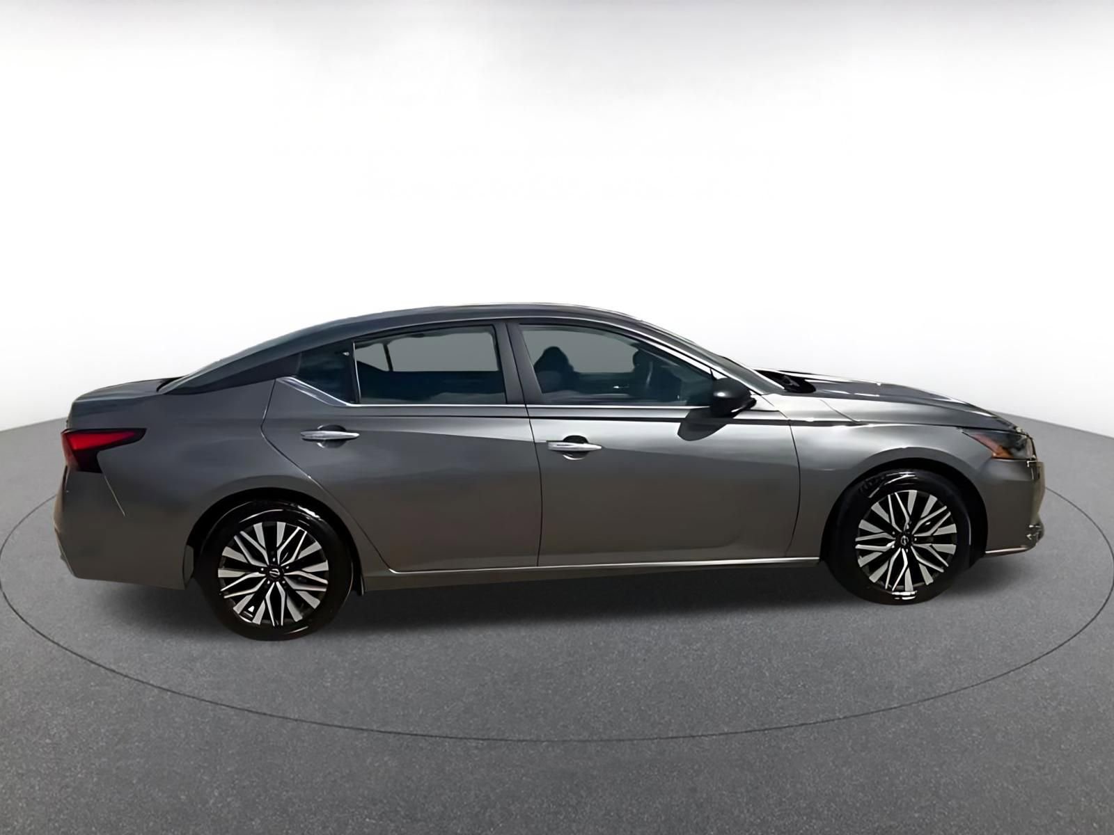 Used 2024 Nissan Altima 2.5 SV image 14