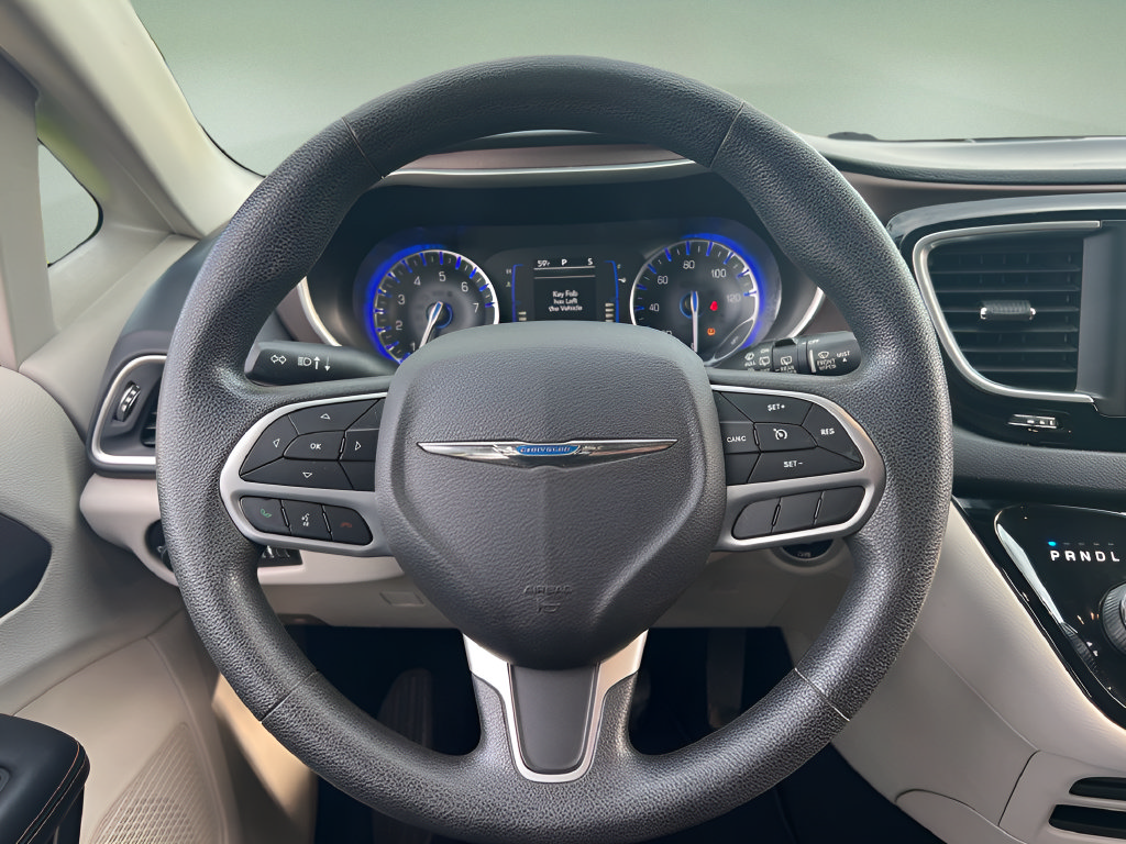 Used 2018 Chrysler Pacifica Touring Plus w/ Tire & Wheel Group FWD image 19