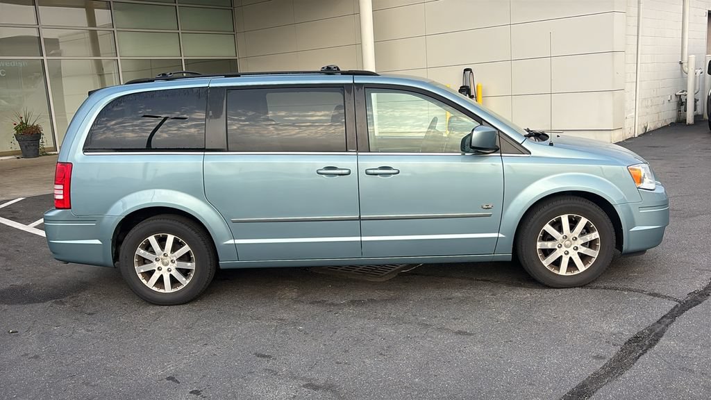 Used 2009 Chrysler Town & Country Touring FWD image 31