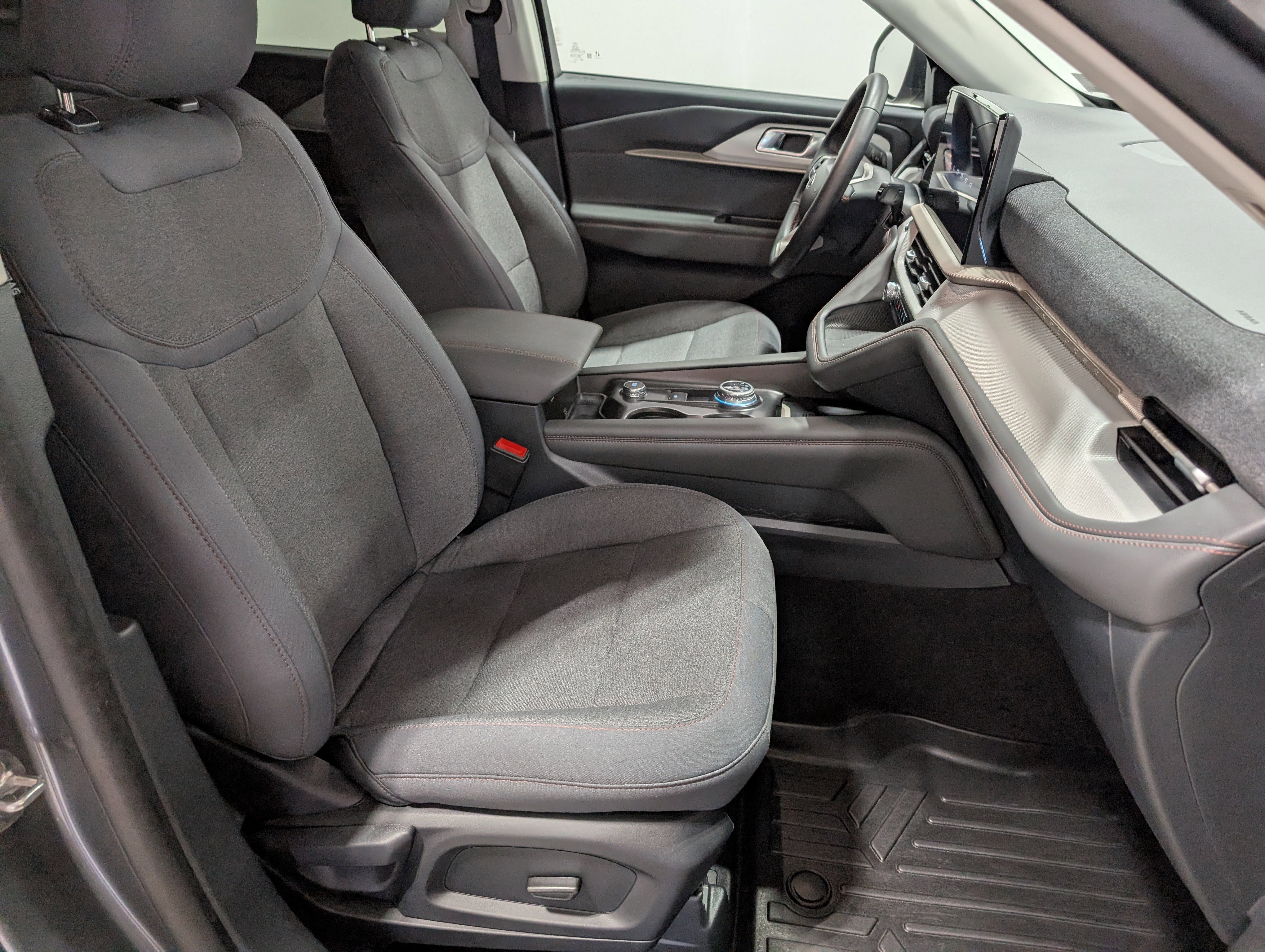 Used 2025 Ford Explorer Active image 21