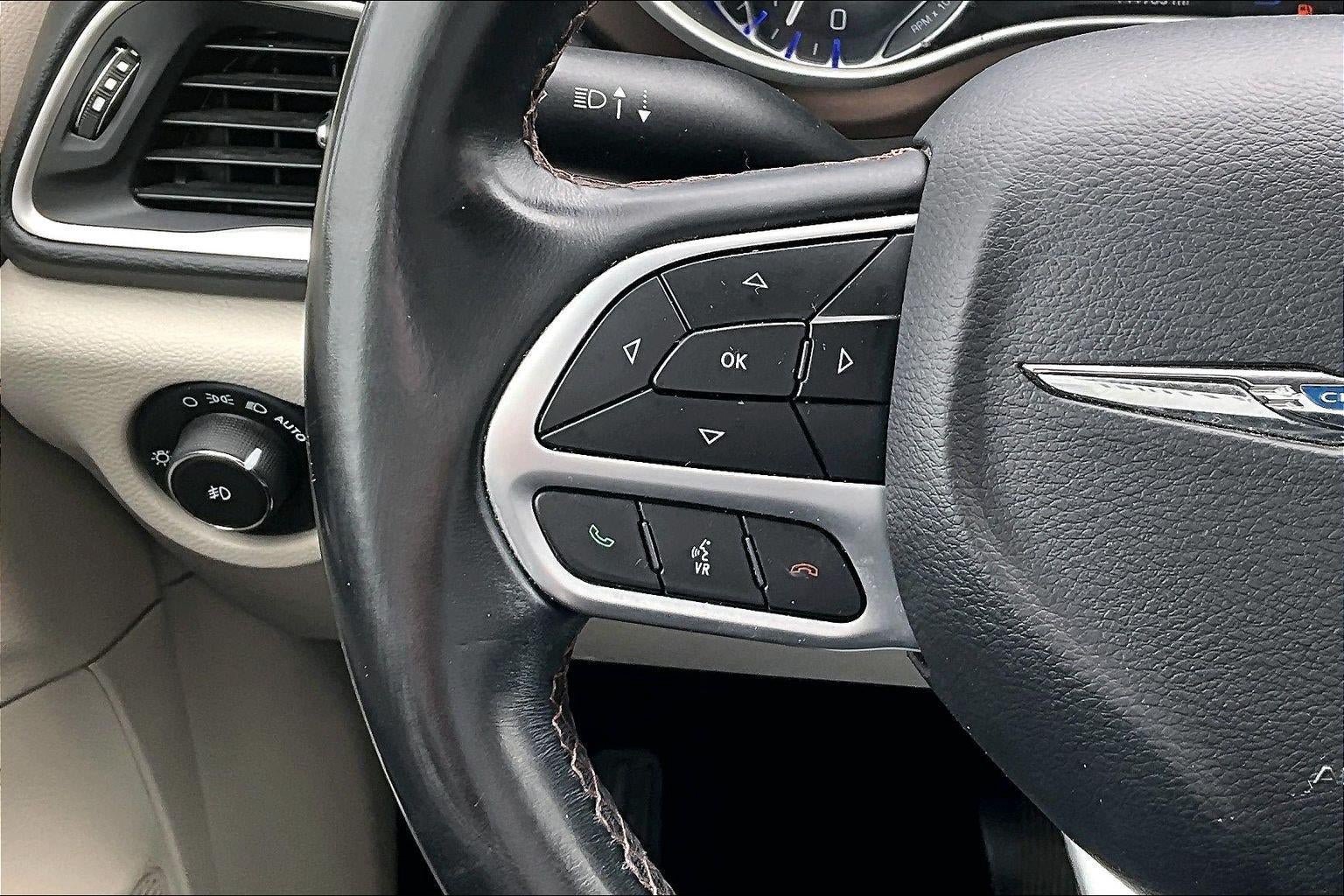 Used 2018 Chrysler Pacifica Touring-L FWD image 17