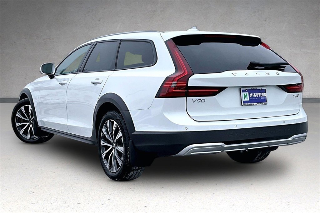 Used 2021 Volvo V90 T6 Cross Country image 4