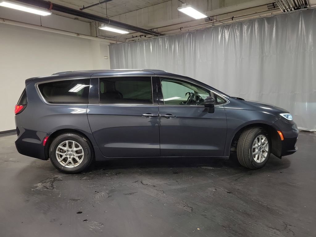 Used 2021 Chrysler Pacifica Touring-L image 9