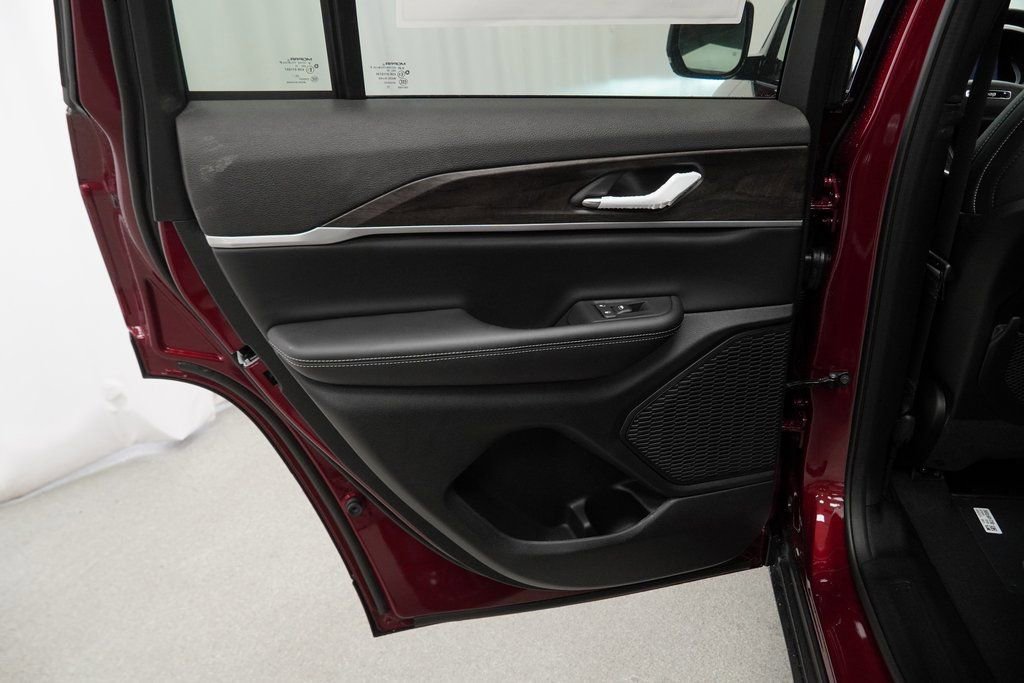 New 2025 Jeep Grand Cherokee Limited image 32